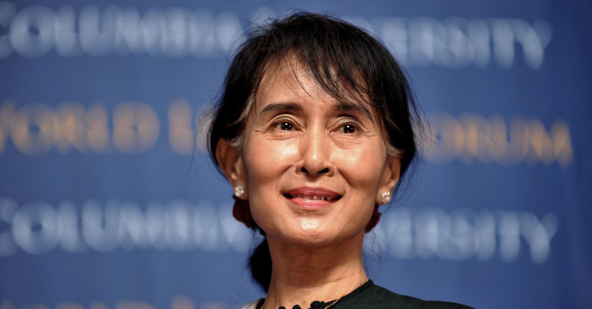 Myanmar công bố hình ảnh bà Aung San Suu Kyi rời nhà tù sang quản thúc tại gia