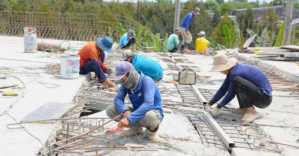 Công nhân thi công xuyên lễ trên công trường cao tốc Cao Lãnh - An Hữu