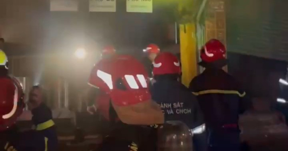 Kịp cứu 4 người khỏi cháy nhà trên đường Trần Hưng Đạo, sát vách quán bún ốc bị cháy năm 2025