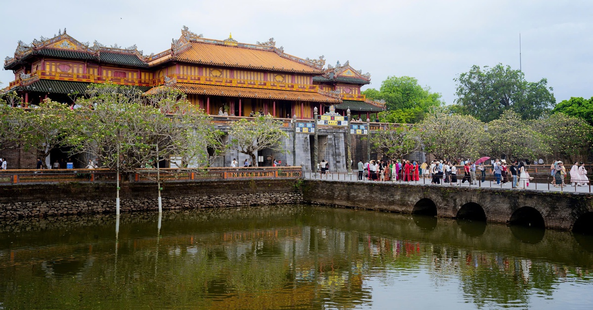 Xứ sở mộng mơ Huế cũng tưng bừng du khách, thêm điểm nhấn mới là cầu Thuận An