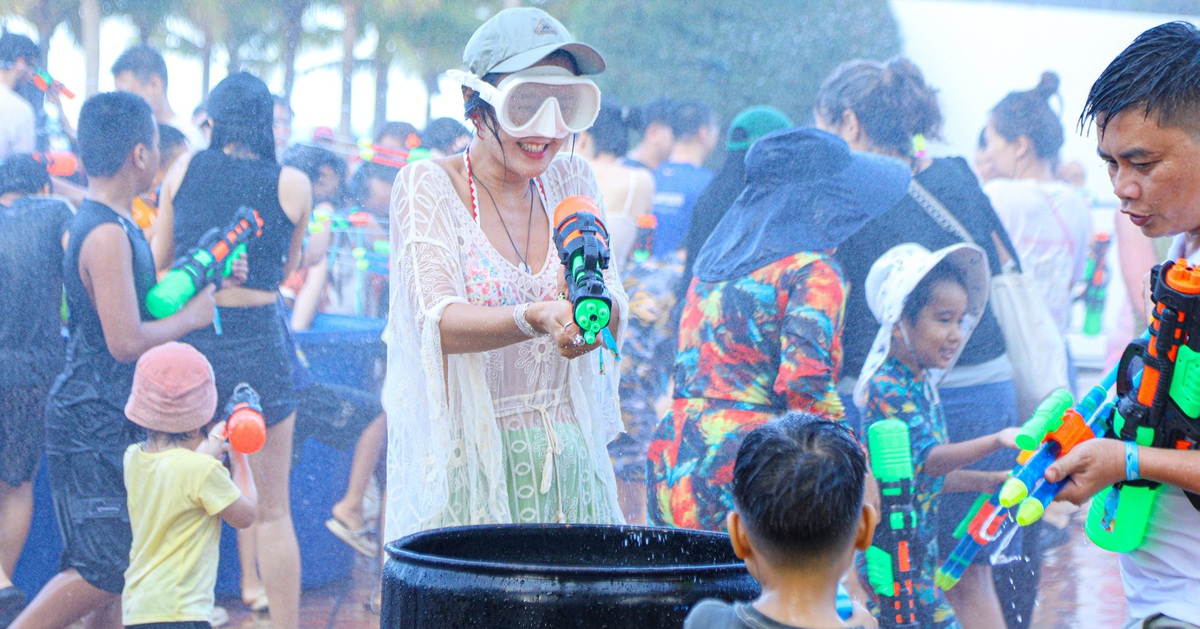 Đến biển Đà Nẵng, du khách vui 'quên lối về' khi tham gia đại chiến súng nước