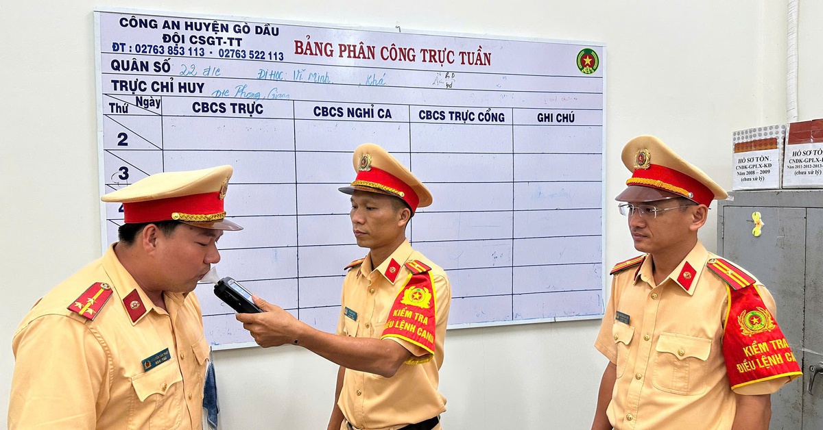 Cảnh sát giao thông Tây Ninh ra đường trực dịp lễ phải thổi nồng độ cồn