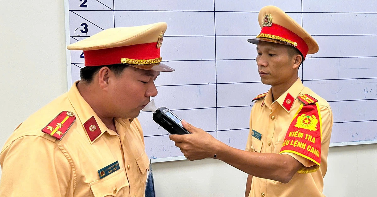 Cảnh sát giao thông Tây Ninh ra đường trực dịp lễ phải thổi nồng độ cồn