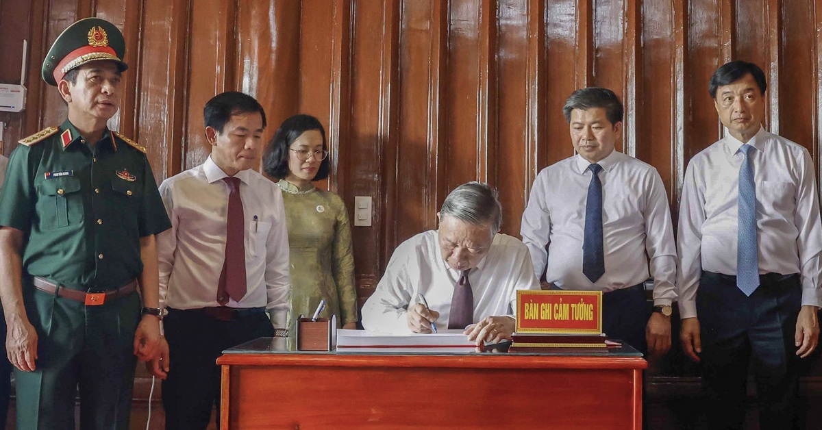 Tổng Bí thư, Chủ tịch nước Tô Lâm viết lời tri ân trong sổ vàng di tích Bến phà Gianh