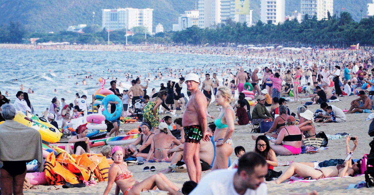 Biển Nha Trang đông nghẹt người dân, du khách đến 'giải nhiệt', hàng quán ven biển ăn nên làm ra
