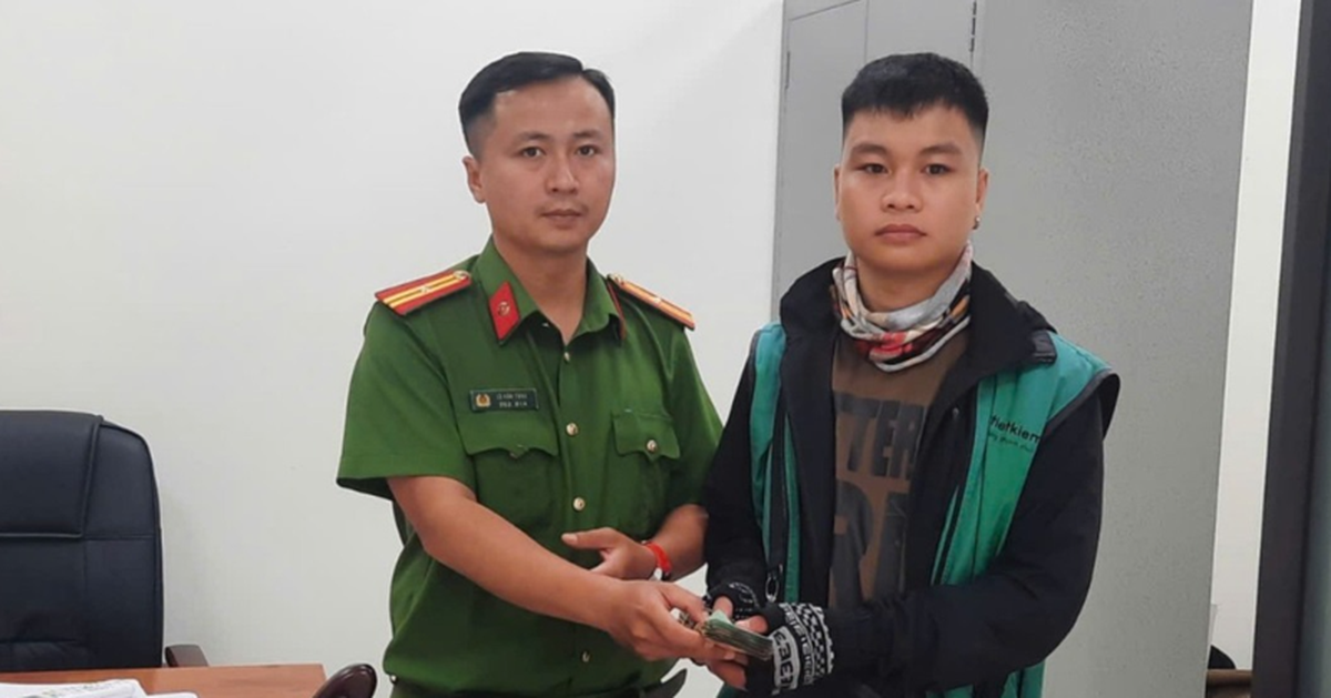 Tài xế Grab nhặt hơn 30 triệu đồng mang đến công an tìm người đánh rơi