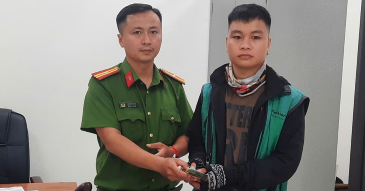 Tài xế Grab nhặt hơn 30 triệu đồng mang đến công an tìm người đánh rơi