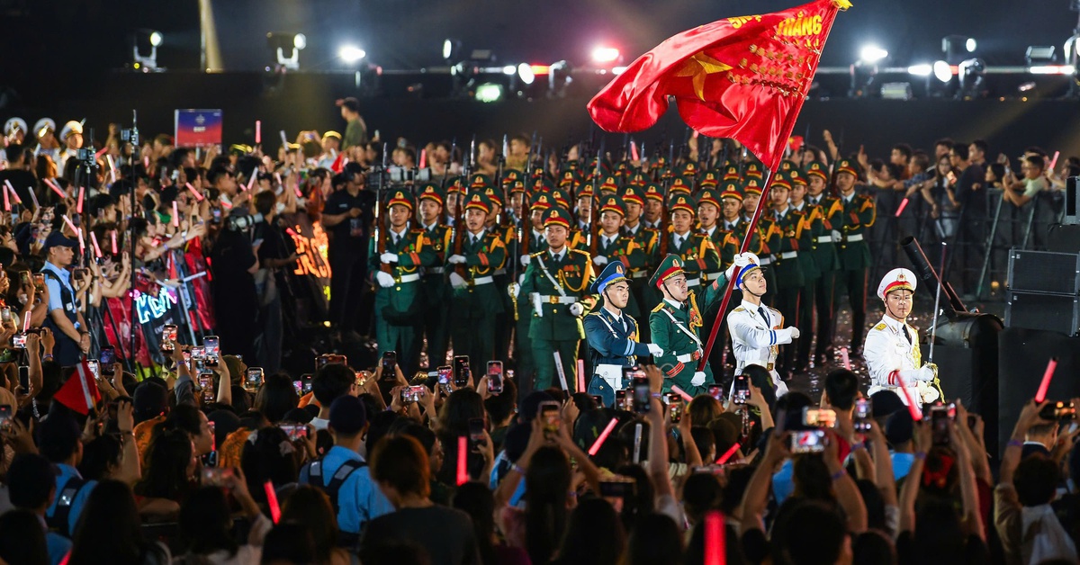 Xe tăng, dàn khí tài đổ bộ concert: Phương Mỹ Chi và rapper Pháo bùng nổ