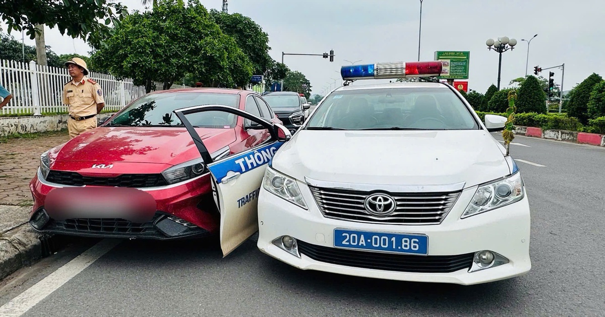 Vi phạm nồng độ cồn và chạy quá tốc độ, nam tài xế tông gãy cửa xe cảnh sát giao thông