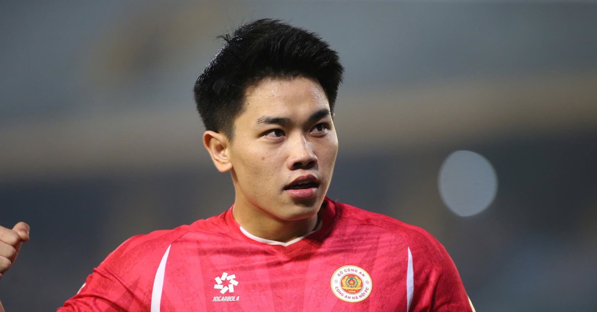 Đình Bắc lập cú đúp giúp Công An Hà Nội chạm 1 tay vào chức vô địch V-League