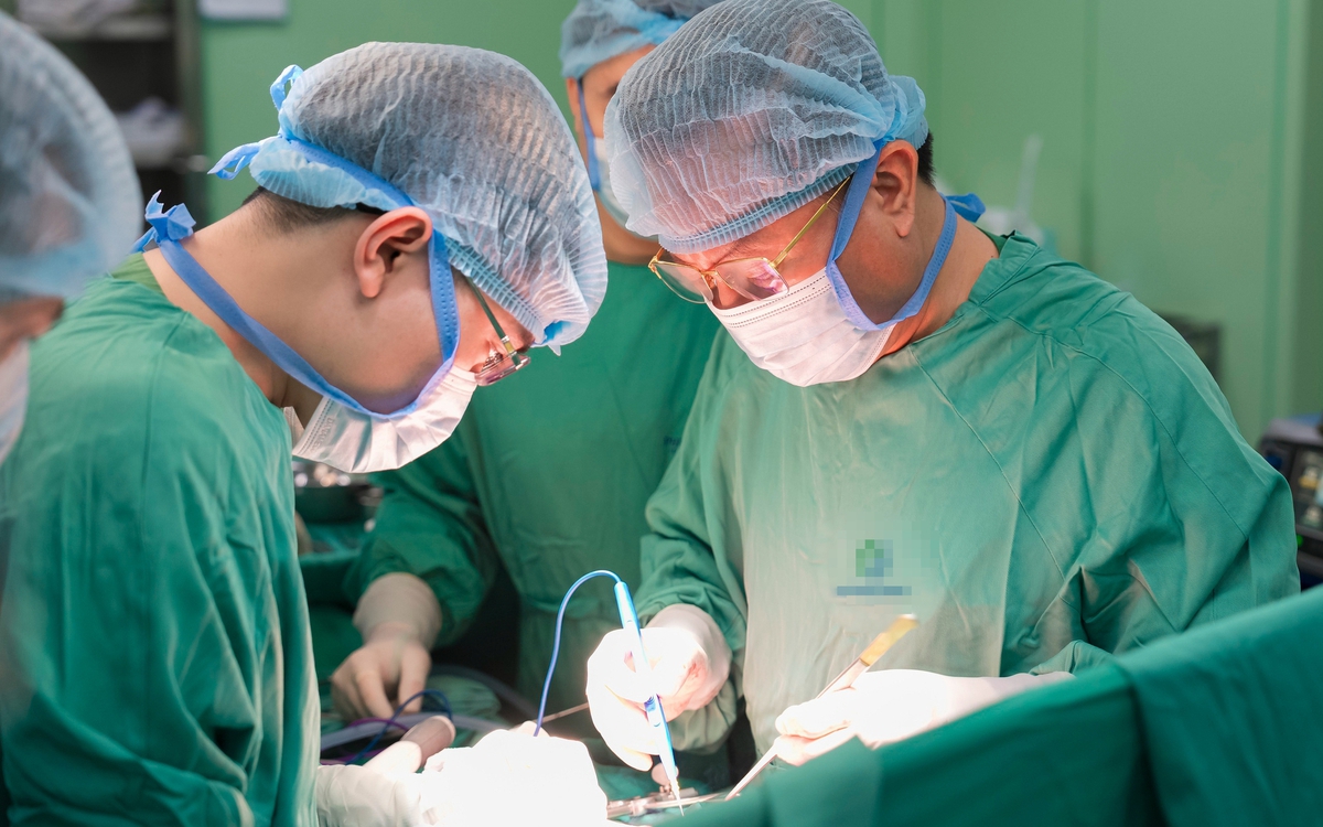 Sụt cân nhưng bụng phình to, người phụ nữ phát hiện khối u tái phát dính nhiều nội tạng