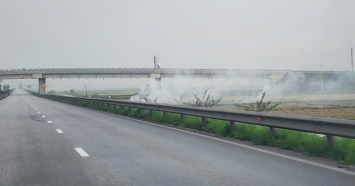 Hơn 100km dày đặc khói đốt đồng trên cao tốc Bắc - Nam