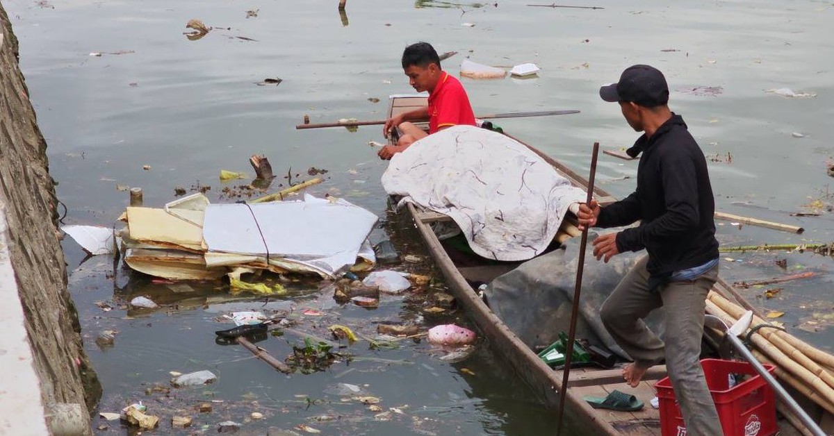 Người ném vỏ chai bia xuống sông Kẻ Vạn ở Huế phải tự thuê ghe đi vớt lên lại