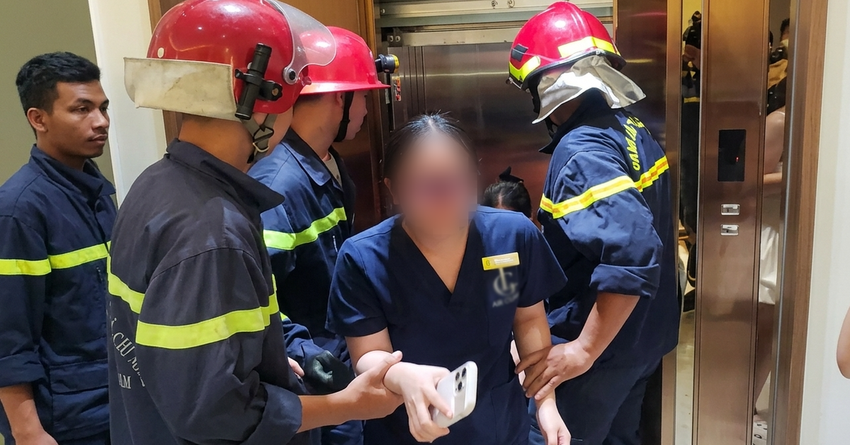 Thang máy ngừng hoạt động đột ngột ở phường Hạnh Thông, 7 người mắc kẹt được cứu an toàn