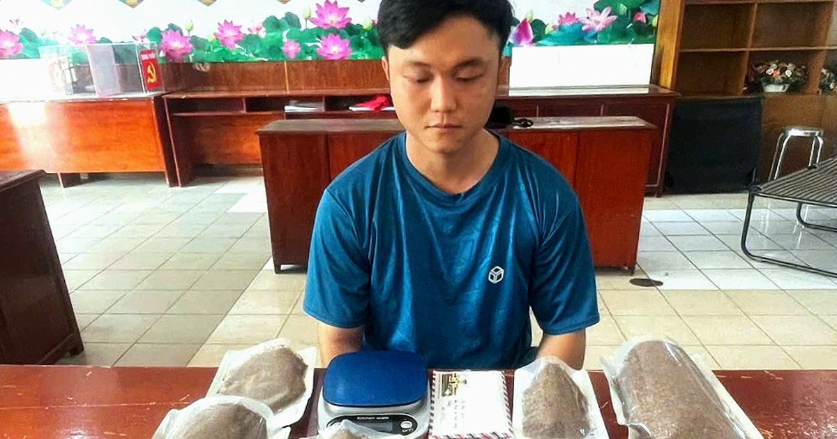 Bắt 'Cô bé xe ôm' bán ma túy cỏ qua mạng