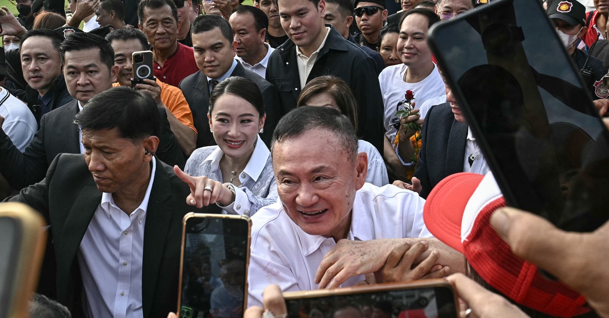 Ông Thaksin ra tù sớm trong sự chào đón của người ủng hộ