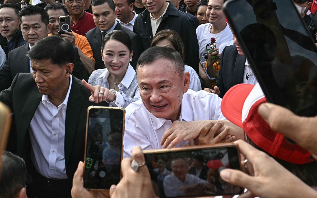 Ông Thaksin ra tù sớm trong sự chào đón của người ủng hộ
