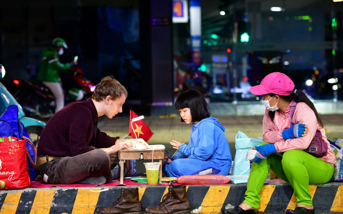 Tôi đã rơi nước mắt vì hành động đẹp của chàng trai Tây dạy trẻ trên vỉa hè