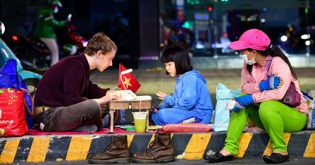 Tôi đã rơi nước mắt vì hành động đẹp của chàng trai Tây dạy trẻ trên vỉa hè