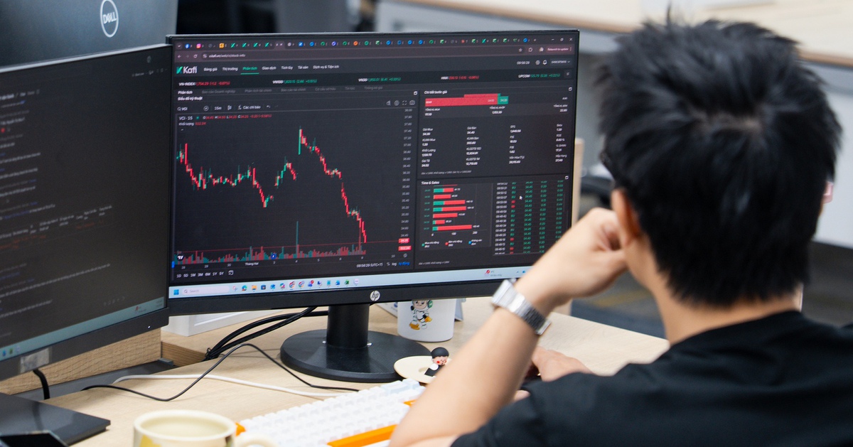 VN-Index vượt đỉnh rồi lao dốc gần 20 điểm, cổ phiếu họ GELEX thăng hoa