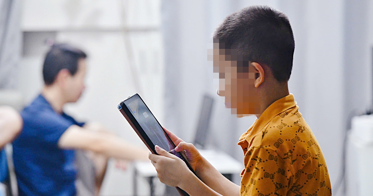Không thể giao trẻ em cho mạng xã hội: 'Cấm tiệt' có phải cách hay?