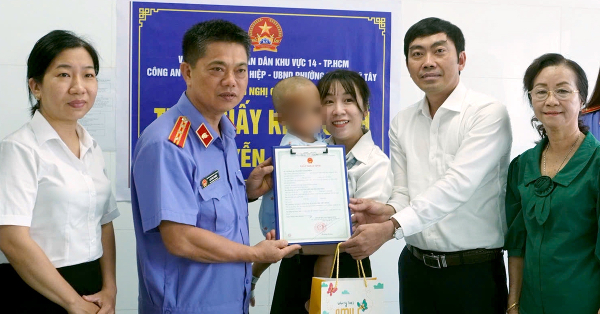 Trao giấy khai sinh cho bé trai 2 tuổi tại TP.HCM bị mẹ ruột và người tình bạo hành