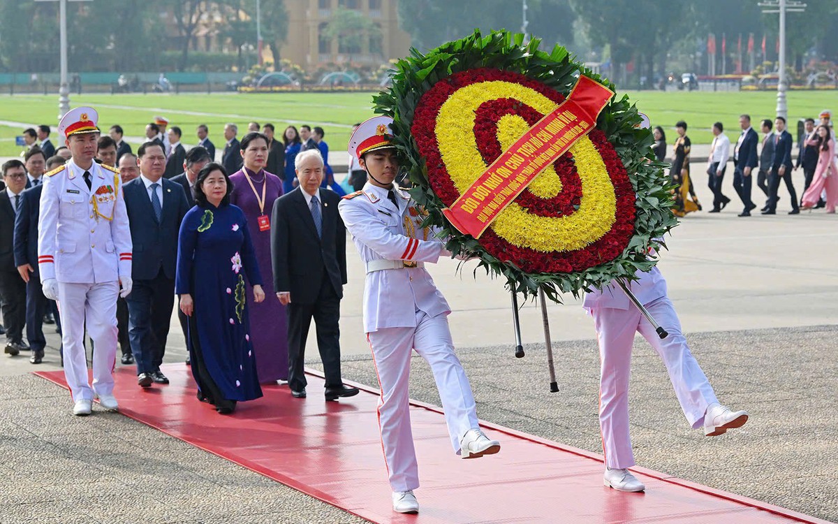 Đoàn đại biểu dự Đại hội MTTQ lần thứ XI vào lăng viếng Chủ tịch Hồ Chí Minh