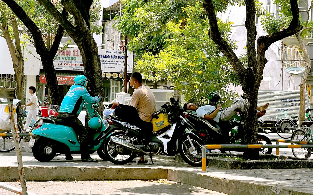Nắng nóng gay gắt, mưu sinh nhọc nhằn giữa trưa gần 38 độ ở TP.HCM