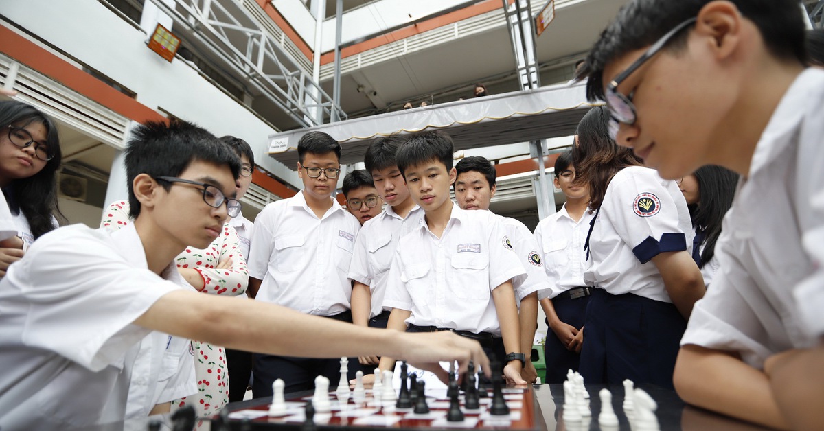 Không thể giao trẻ em cho mạng xã hội: Không cực đoan, không né tránh