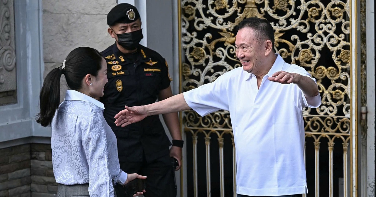 Khoảnh khắc xúc động khi ông Thaksin đoàn tụ với con gái bên ngoài nhà tù