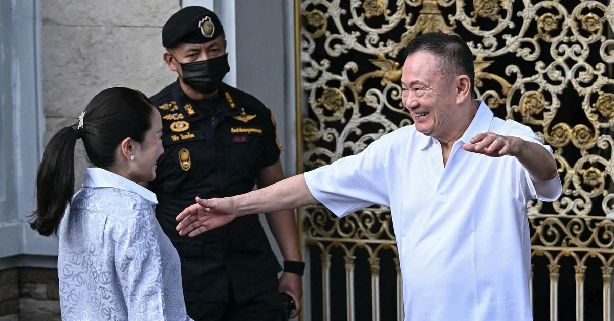 Khoảnh khắc xúc động khi ông Thaksin đoàn tụ với con gái bên ngoài nhà tù