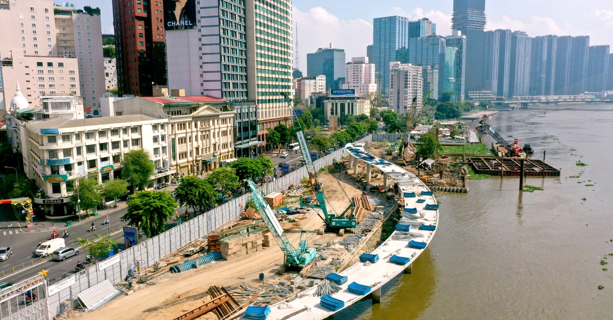 Toàn cảnh công trường cầu đi bộ nghìn tỉ qua sông Sài Gòn, nỗ lực hoàn thành dịp 2-9