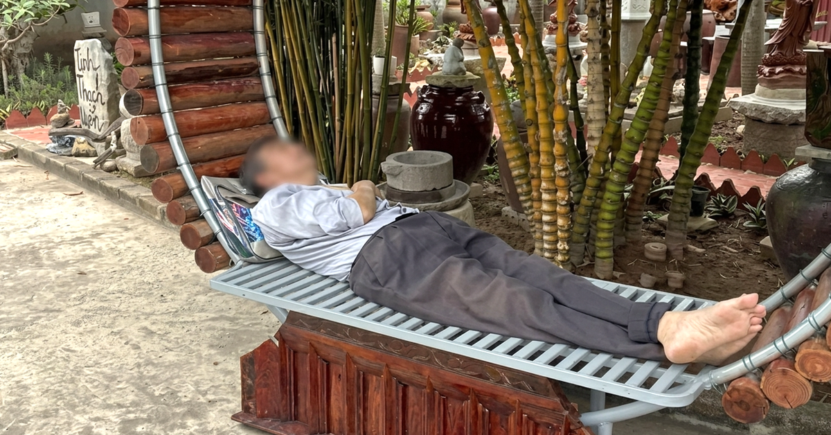 Người đàn ông bị con gái đem bỏ ở chùa đã được đón về