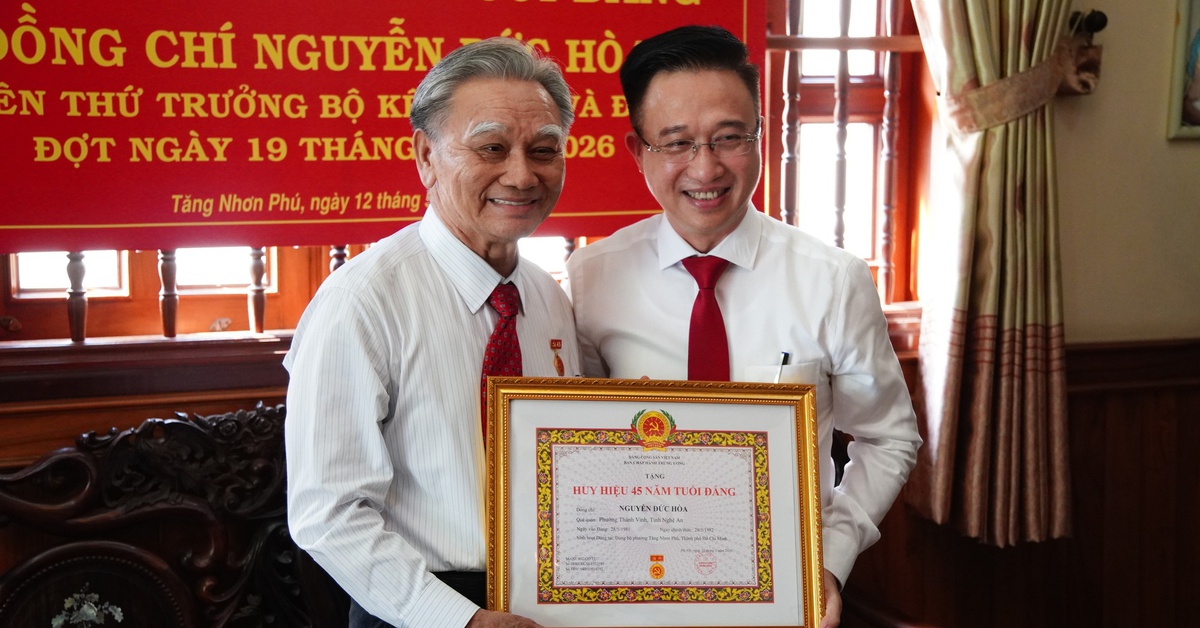 Lãnh đạo TP.HCM trao Huy hiệu 45 năm tuổi Đảng cho nguyên Thứ trưởng Bộ Kế hoạch và Đầu tư