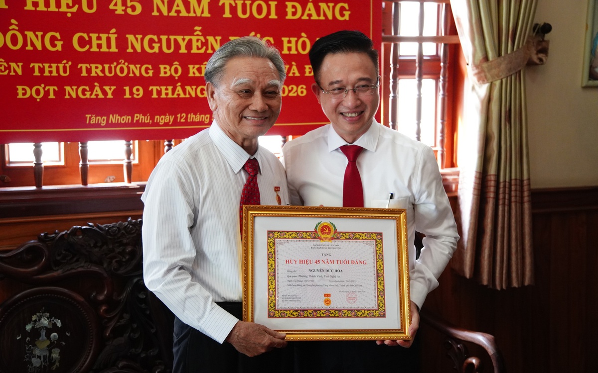 Lãnh đạo TP.HCM trao Huy hiệu 45 năm tuổi Đảng cho nguyên Thứ trưởng Bộ Kế hoạch và Đầu tư