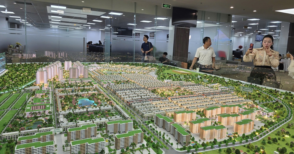 Giá nhà Hà Nội 'soán ngôi' so với TP.HCM, căn hộ vừa túi tiền gần như 'tuyệt chủng'