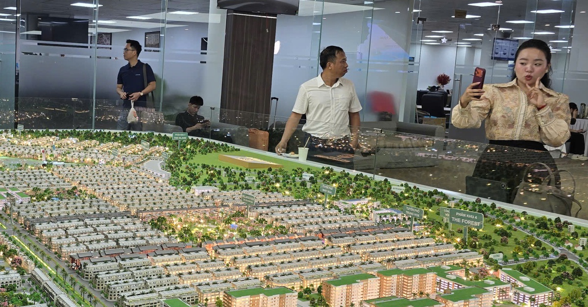 Giá nhà Hà Nội "soán ngôi" so với TP.HCM, căn hộ vừa túi tiền gần như "tuyệt chủng"