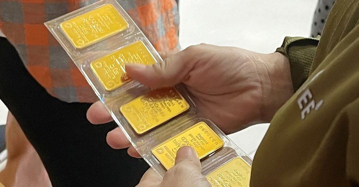 Giá vàng giảm mạnh vì nỗi lo Fed tăng lãi suất