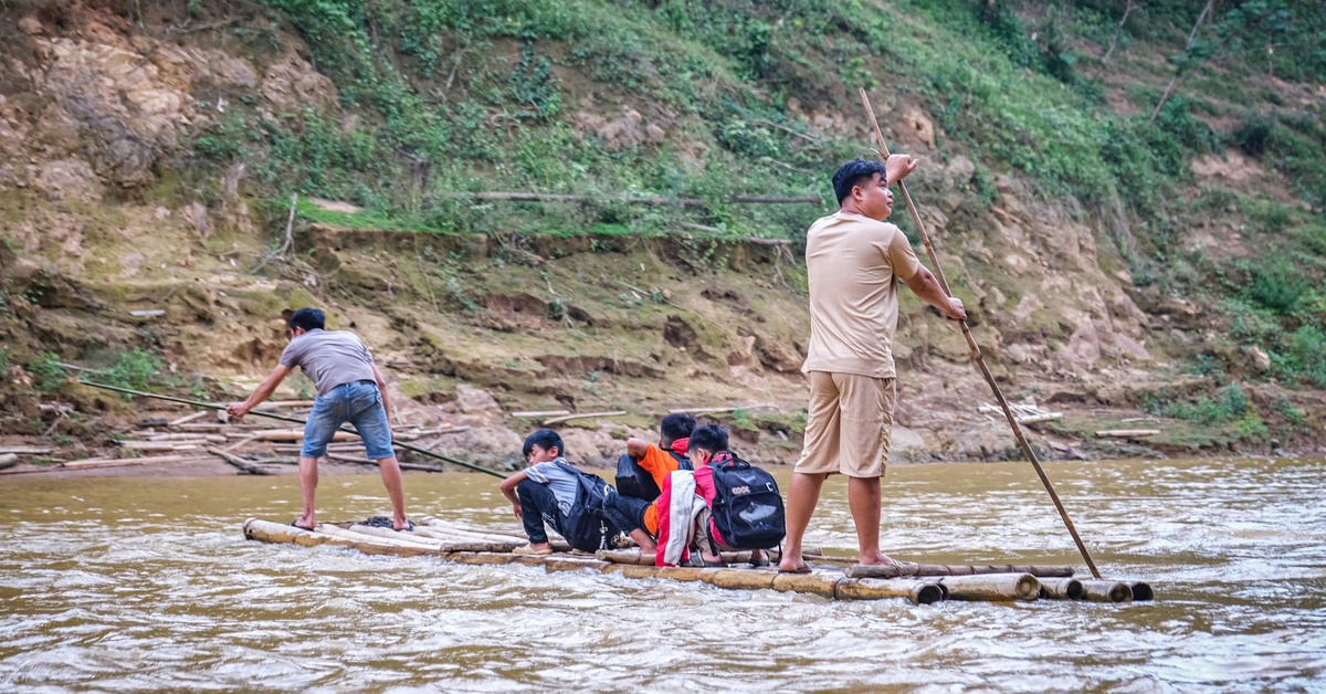 Qua sông bằng bè tự chế, học sinh vùng cao thấp thỏm trước mùa lũ