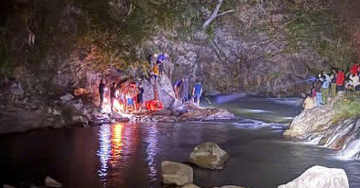 Lặn đêm dưới nước xiết, tìm nạn nhân đuối nước ở thác Cooi Rửa, Măng Đen