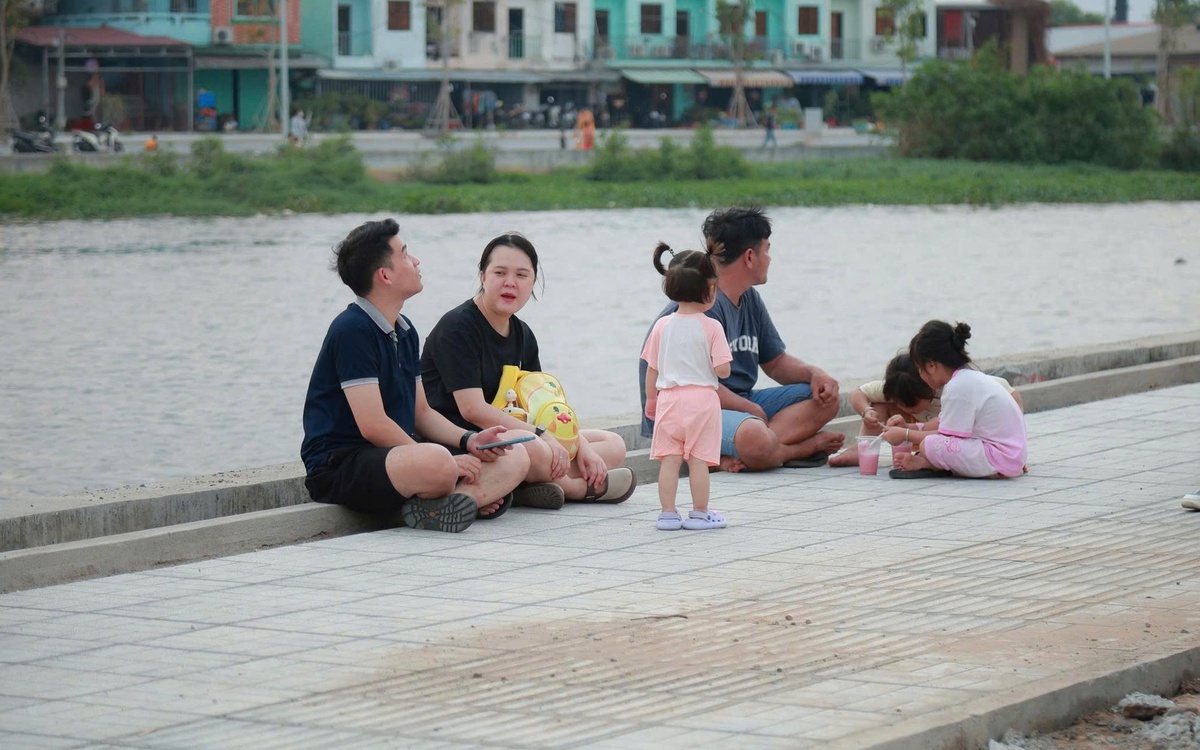 Bờ kè dọc kênh Tham Lương không rào chắn, địa phương nói sẽ lắp rào và nhắc nhở