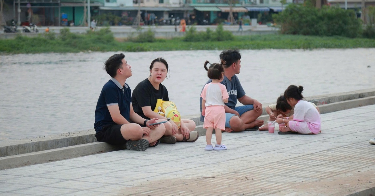 Bờ kè dọc kênh Tham Lương không rào chắn, địa phương nói sẽ lắp rào và nhắc nhở
