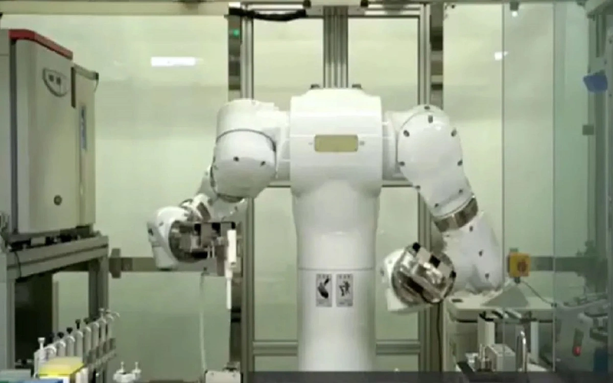 Khi robot làm chủ phòng thí nghiệm