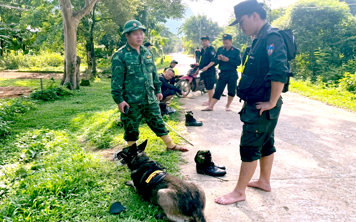 Hơn 100 người cùng chó nghiệp vụ vây ráp vùng rừng biên giới truy bắt nghi phạm giết vợ cũ