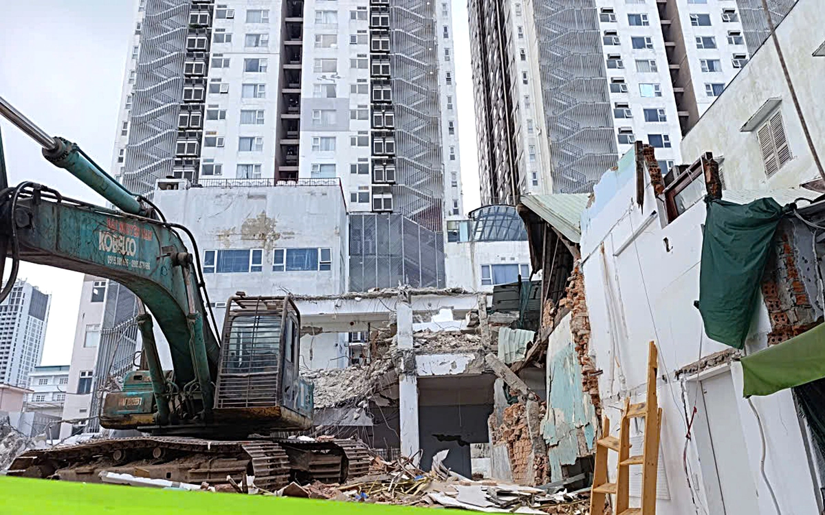 Phá dỡ công trình làm sập, nứt nhà dân: Ai chịu trách nhiệm?