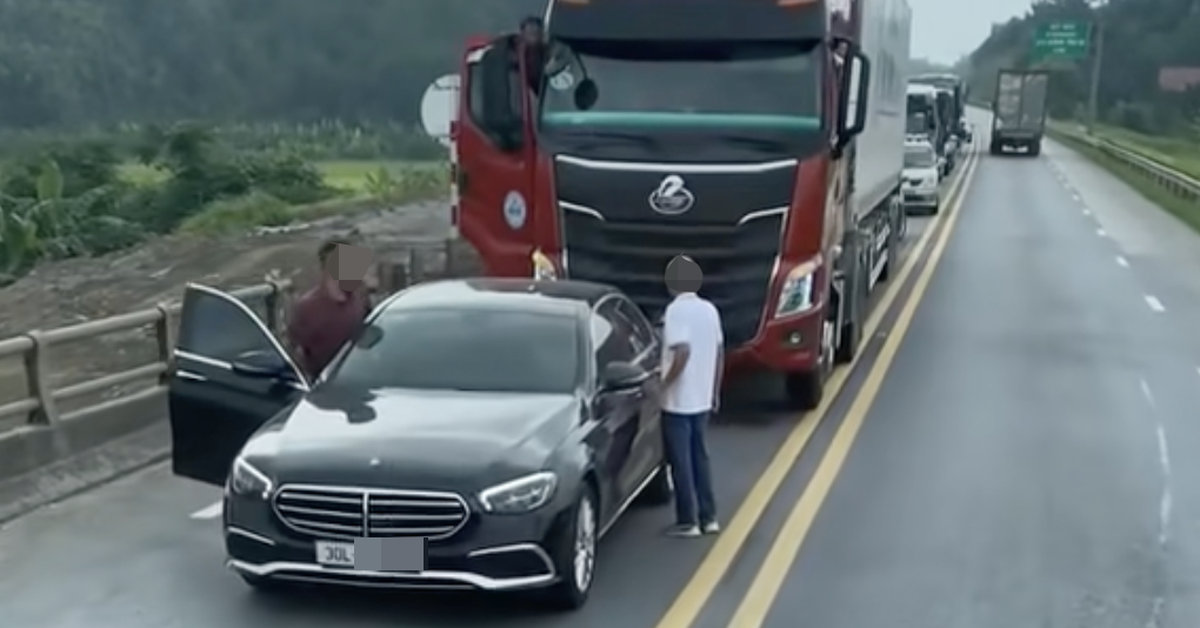Xác minh clip xe Mercedes dừng đỗ, chặn cả dòng xe trên cao tốc 2 làn