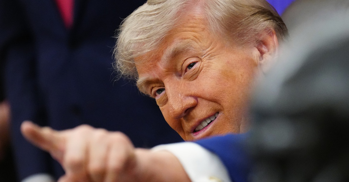 Ông Trump 'oanh tạc' mạng xã hội với 55 bài đăng trong 3 tiếng