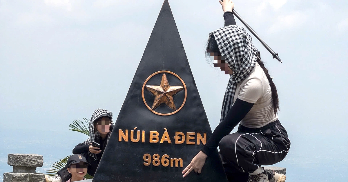 Leo núi Bà Đen: Người nhặt từng mẩu rác, kẻ thản nhiên giẫm lên cột mốc