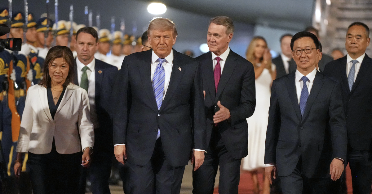 Ông Trump đến Bắc Kinh, Phó chủ tịch Trung Quốc ra tận cầu thang máy bay đón