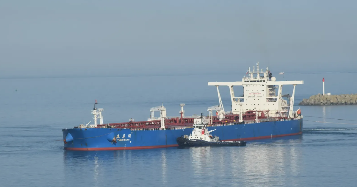 Siêu tàu chở dầu Trung Quốc đi qua eo biển Hormuz